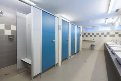 Camping Colfosco - Innenraum des Sanitärgebäudes mit Duschkabinen und Waschbecken