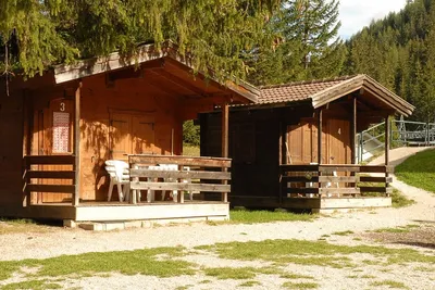 Camping Colfosco - Bungalows mit überdachten Veranden auf dem Campingplatz