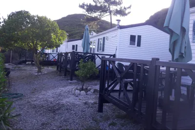 Camping Colina do Sol - Mobilheime mit Veranda und Sonnenschirmen auf dem Campingplatz