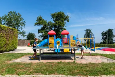 Panoramacamping Colmont  Camping Colmont  - Kinderspielplatz und Tischtennisplatte auf dem Campingplatz