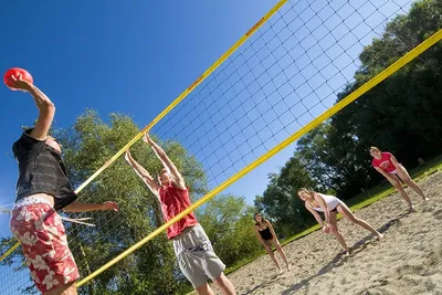 Camping Communal Le Chablais - Beachvolleyballfeld mit spielenden Campern