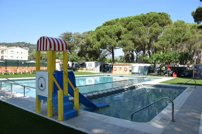 Camping Costa Brava - Pool und Wasserrutsche des Campingplatzes