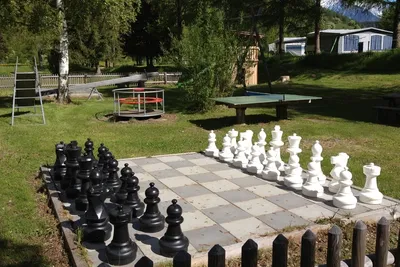 Camping Cul - Outdoorschach, Tischtennisplatte und Kinderspielgerät auf dem Campingplatz