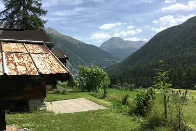 Camping Cul - Hütte auf dem Campingplatz mit Bergen im Hintergrund