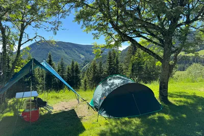 Camping Dachstein - Zelt auf Standplatz des Campingplatzes
