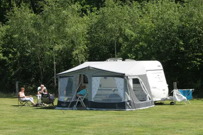 Camping Dal van de Mosbeek - vor dem Wohnmobil sitzen Camper im Schatten