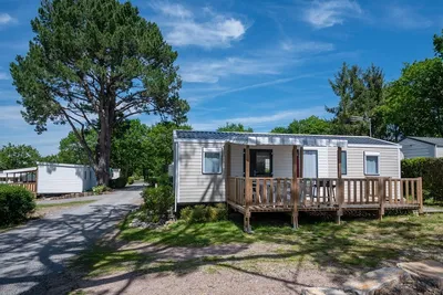 Camping d'Arvor  - Mobilheim mit Veranda auf dem Campingplatz