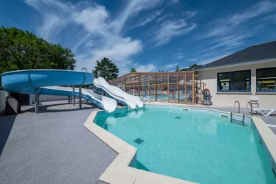Camping d'Arvor - Campingplatz mit Pool,Wasserrutsche, Liegestühlen und Sonnenschirmen