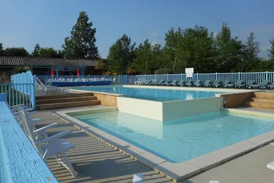 Camping De Bergougne - Pool vom Campingplatz mit Liegestühlen