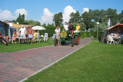 Camping De Boekel - Traktorfahrt auf dem Campingplatz