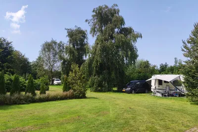 Camping De Boerenzwaluw - Blick auf die Standplätze auf der Wiese