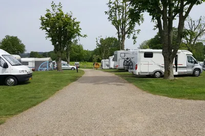 Camping de Cauberg - Strasse auf dem Campingplatz mit Wohnmobilen auf Stellplätzen an den Seiten