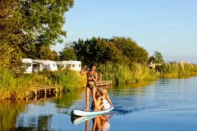 Camping De Finne - Camper beim Stand-Up-Paddling auf dem Kanal