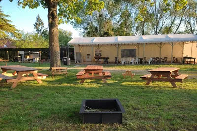 Camping de Graçay - Blick auf den gemeinsamen Bereich auf dem Campingplatz