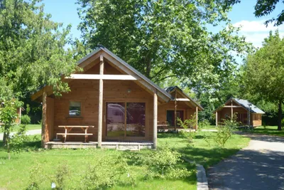 Camping de l'Ill - Colmar - Chalet mit Veranda im Grünen auf dem Campingplatz  