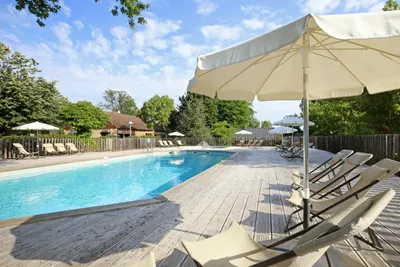 Camping de l'Ill - Colmar - Pool mit Sonnenschirmen und Liegestühlen auf dem Campingplatz