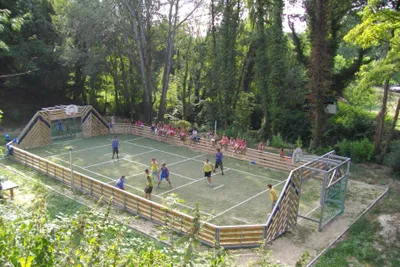 Camping de L' Ayguette - Kinderfußballplatz mit spielenden Kindern
