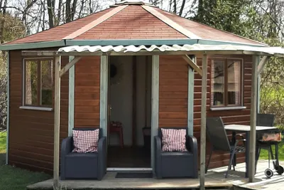 Camping de L'Étang du Goulot  Camping de L' Étang du Goulot  - Mobilheim mit Terrasse auf dem Campingplatz