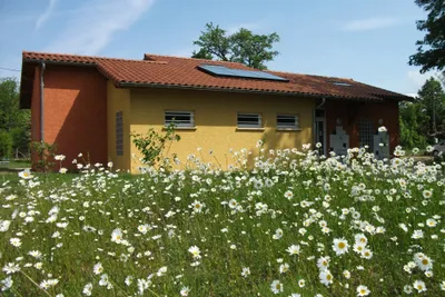 Camping de l' Oiselon - Außenansicht des Sanitärgebäudes
