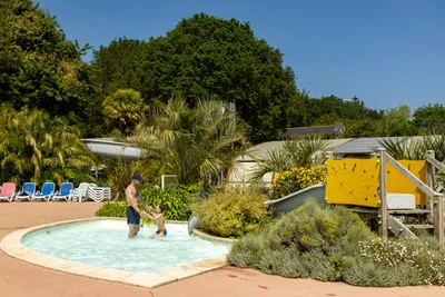 Camping de la Baie de Douarnenez  Yelloh! Village La Baie de Douarnenez - Kinderbereich im Freibad auf dem Campingplatz