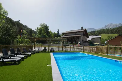 Camping La Chaup - Pool mit Liegestühlen auf dem Campingplatz