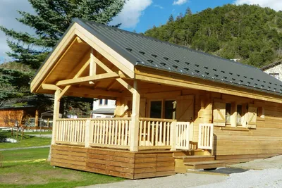 Camping La Chaup  - Mobilheim mit Veranda auf dem Campingplatz