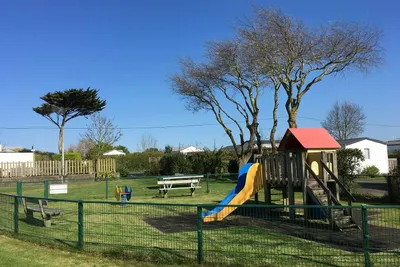 Camping de La Côte des Légendes - Kinderspielplatz mit Rutschen und Kletterburg