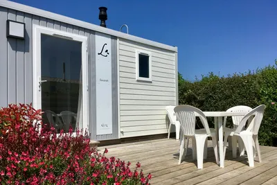 Camping de La Côte des Légendes - Mobilheim mit Veranda auf dem Campingplatz