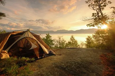 Camping de la Croix Saint-Martin  - Zelt auf dem Stellplatz vom Campingplatz am Ufer des Sees im Grünen