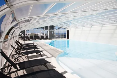 Camping de la Falaise  - Indoor Pool auf dem Campingplatz mit Liegestühlen