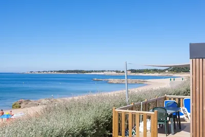 Camping de la Falaise  -  Mobilheim vom Campingplatz mit Veranda am Strand vom Atlantik