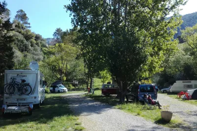 Camping de la Laune  -  Stellplatz vom Campingplatz auf grüner Wiese