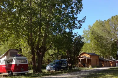 Camping de la Laune  -  Wohnwagenstellplatz und Wohnmobilstellplatz und Mobilheime vom Campingplatz im Grünen