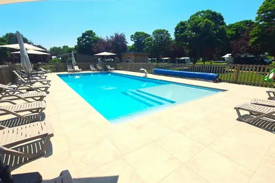 Camping de la Pra  - Pool im Freien mit Liegestühlen und Sonnenschirmen