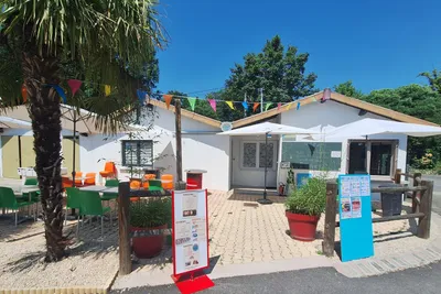 Camping de la Pra  - Restaurant mit Terrasse auf dem Campingplatz