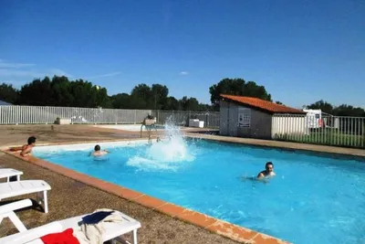 Camping de la Route Bleue  -  Camper im Pool vom Campingplatz mit Liegestühlen in der Sonne