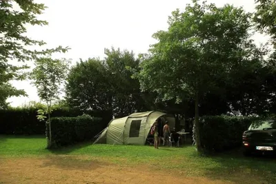 Camping de la Route Bleue  -  Stellplatz vom Campingplatz zwischen Bäumen