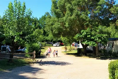 Camping de la Verdiere - Wohnmobil- und  Wohnwagenstellplätze im Grünen auf dem Campingplatz