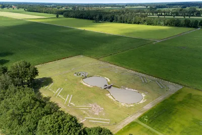 Camping De Leemvijver - Luftaufnahme des Campingplatzes am See