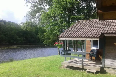 Camping de l' Étang du Merle - Mobilheim am Ufer des Flusses