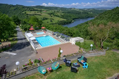 Flower Camping de Mars - Blick auf die Poollandschaft und Umgebung des Campingplatzes