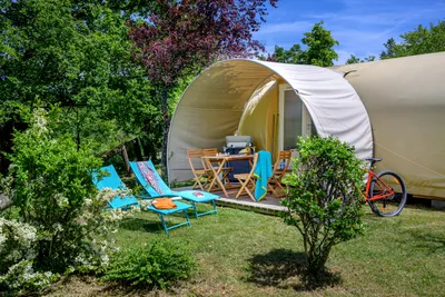 Flower Camping de Mars - Mietunterkunft mit kleiner Terrasse und Sonnenliegen auf der Wiese