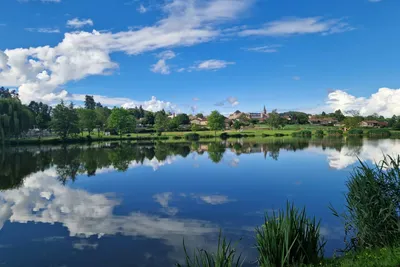 Camping de Matour - Campingplatz direkt am Wasser