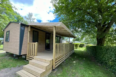 Camping de Matour  - Mobilheim mit Terrasse auf dem Campingplatz