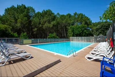 Camping De Maubuisson  - Pool im Freien mit Liegestühlen