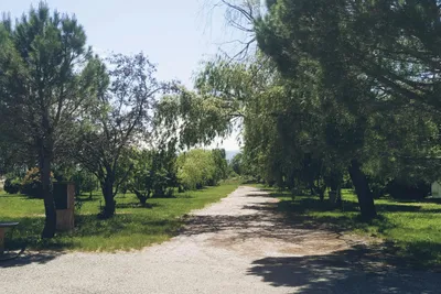 Camping de Montéglin - Campingplatzboulevard zwischen den Stellplätzen