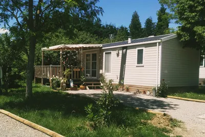 Camping de Montéglin - Mobilheim mit Terrasse im Grünen auf dem Campingplatz