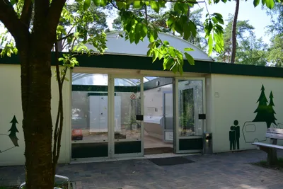 Camping de Rimboe -  Sanitärgebäude mit Waschbecken auf dem Campingplatz