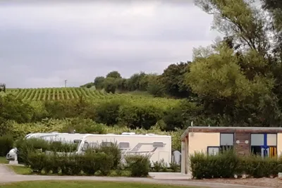 Camping de Riquewihr - Sanitärgebäude und Stellplatz vom Campingplatz 