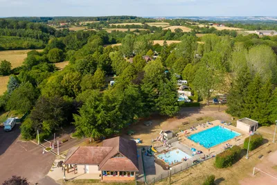Camping de Saulieu  - Luftaufnahme des Campingplatzes mit Freibad